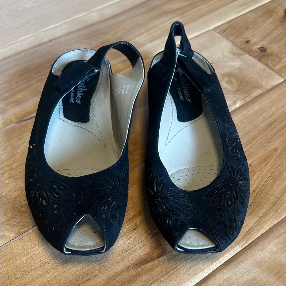 Earth Earthies Black Floral Cutout Leather Sandals size 6.5